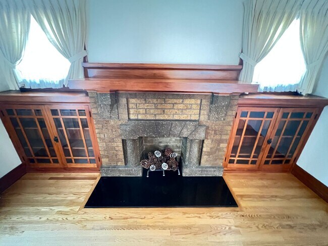 Building Photo - Fabulous 4 Bed 2 Bath One Story Craftsman ...