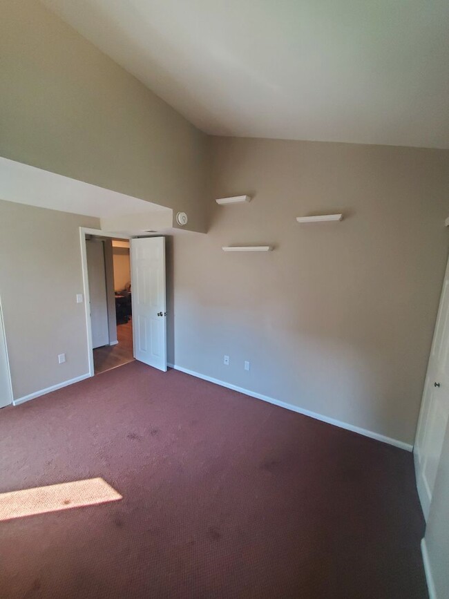 Building Photo - 2B/2B Updated Condo with Loft in the Seaso...