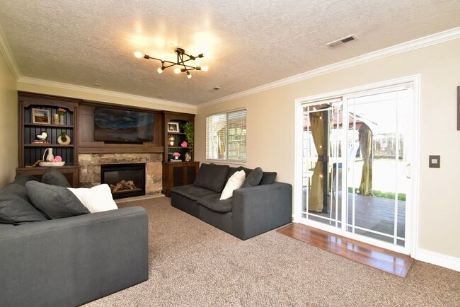 Building Photo - Spacious 4 Bed Murray Home with Huge Private Yard!