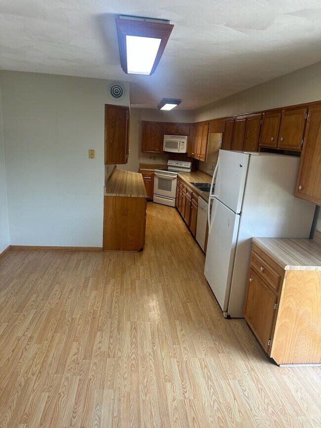 Building Photo - Spacious 3-Bedroom Home with Bonus Rooms i...