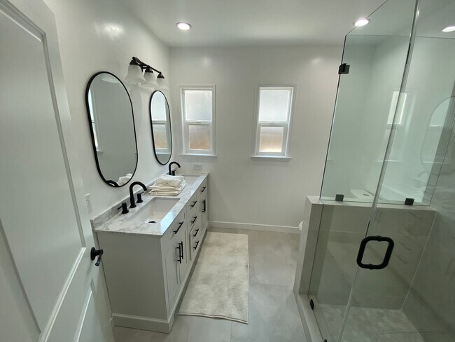 Building Photo - 3B2B House in Toluca Lake/NoHo