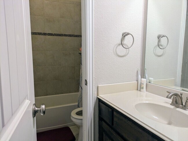 Building Photo - 2472 Twin Oaks Dr