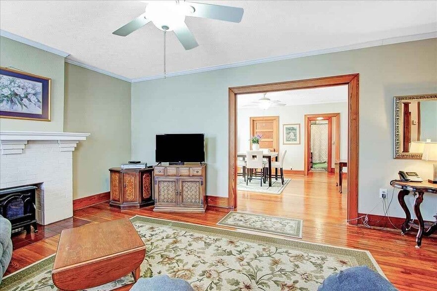 Living Area 1 - 137 E Court St
