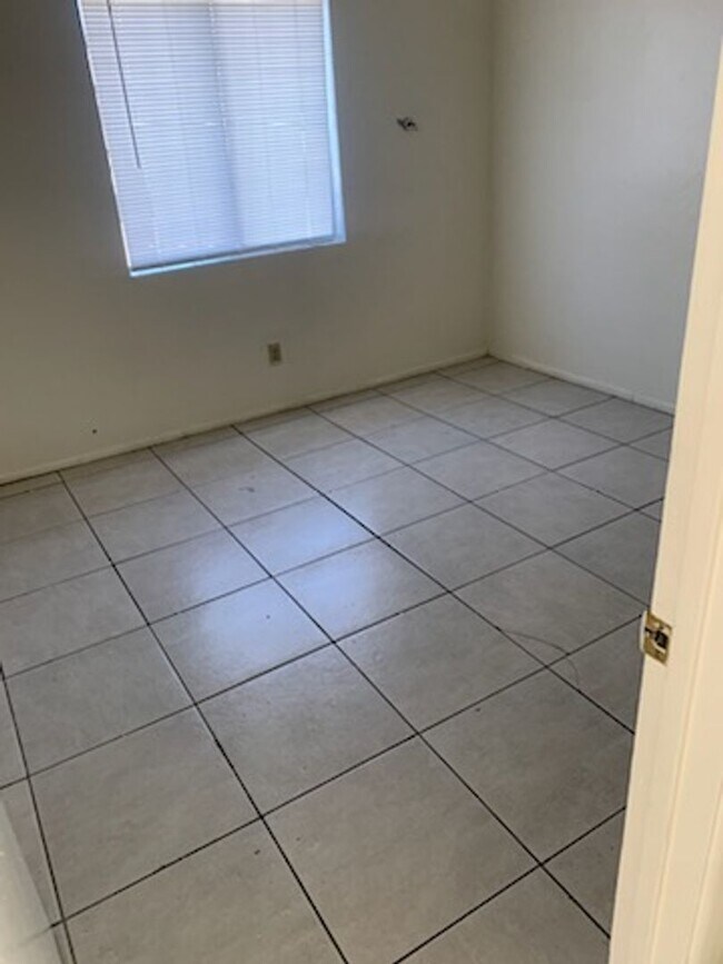 Building Photo - 379 E Thoroughbred St