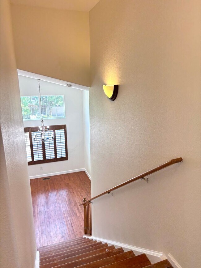 Building Photo - Beautiful 3bd, 3 bath single family home bedroom for rent in Aurora 80016