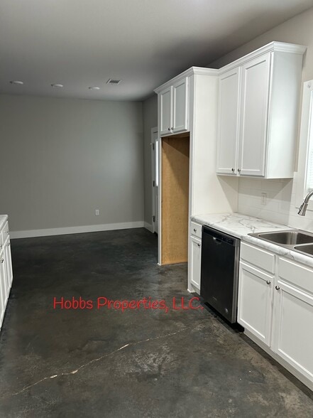 Building Photo - 14 Hidden Oak Dr