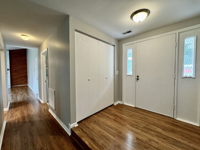 Building Photo - READY 05-15-25!! Ranch Home w/2-Car Garage...