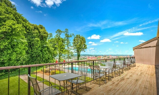 Building Photo - Knoxville 37920 - 2 bedroom with loft, 3 bath home in Cherokee Trail - Contact Adam Joachim 352-2...