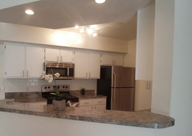 Building Photo - Beautiful 2/2 condo for rent next to Waterford Lakes Town Center and UCF