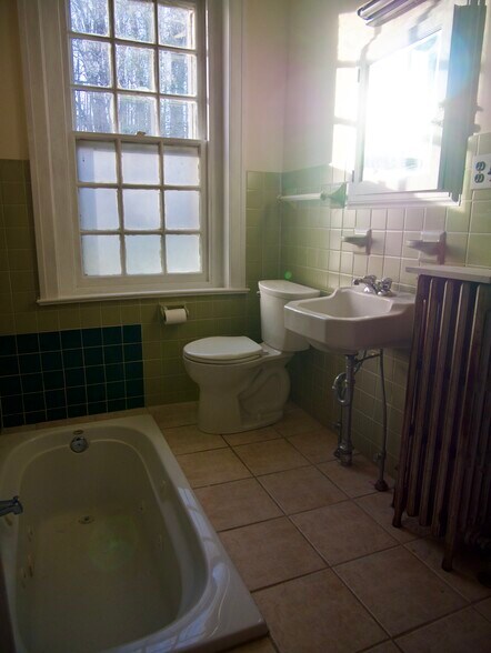 Shared bath - 317 Waterloo Ave