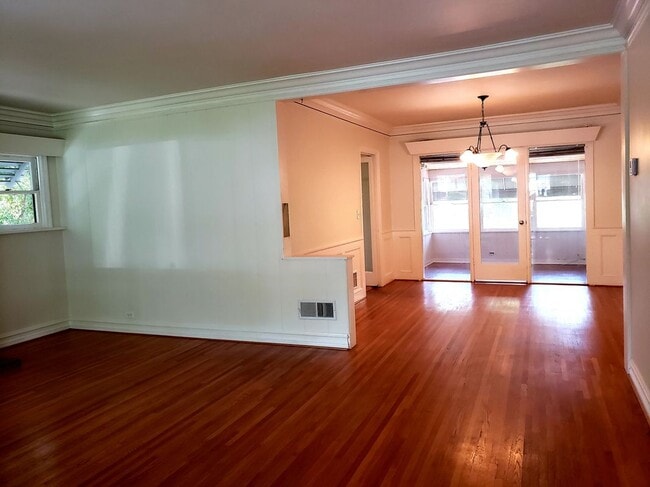 Building Photo - 1710 Oakwood St