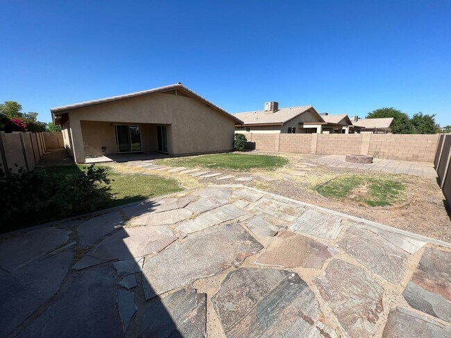 Building Photo - 3 BEDROOM HOME IN ARABY CROSSING!
