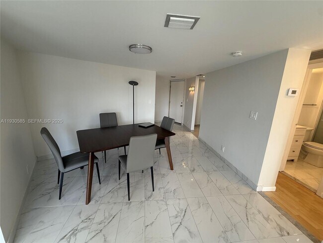 Building Photo - 3475 N Country Club Dr