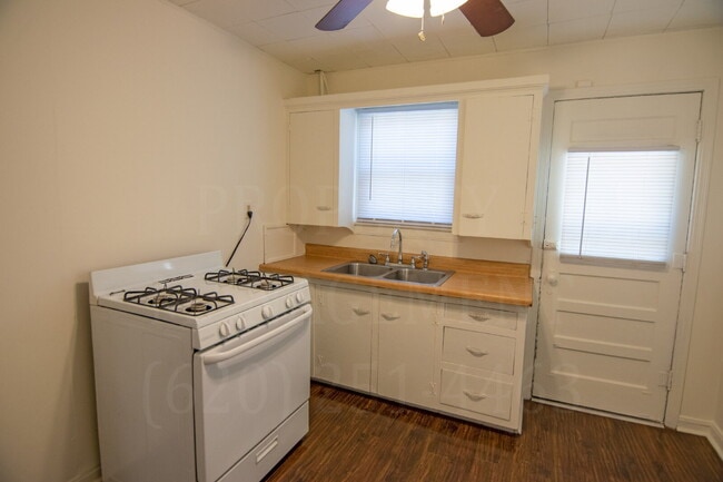 Building Photo - 2 Bedroom 1 Bath
