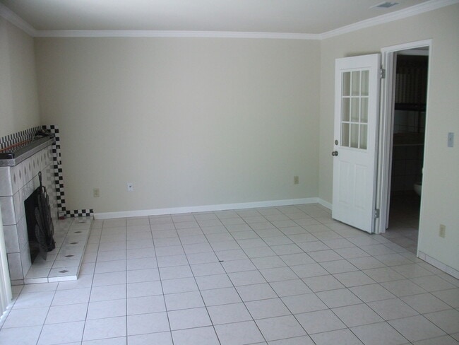 Building Photo - 4 bedroom home/ 2.5 Bath Single Family Hom...