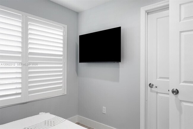 Building Photo - 230 SW 12th Ave