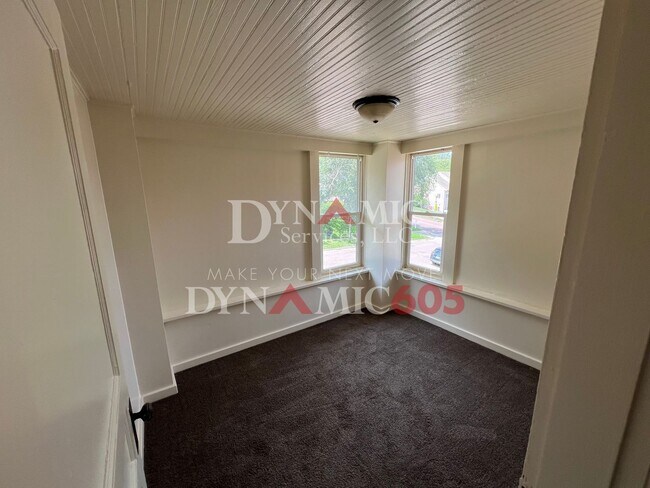 Building Photo - Upper Level 2BR/1BA in Downtown Sioux Falls