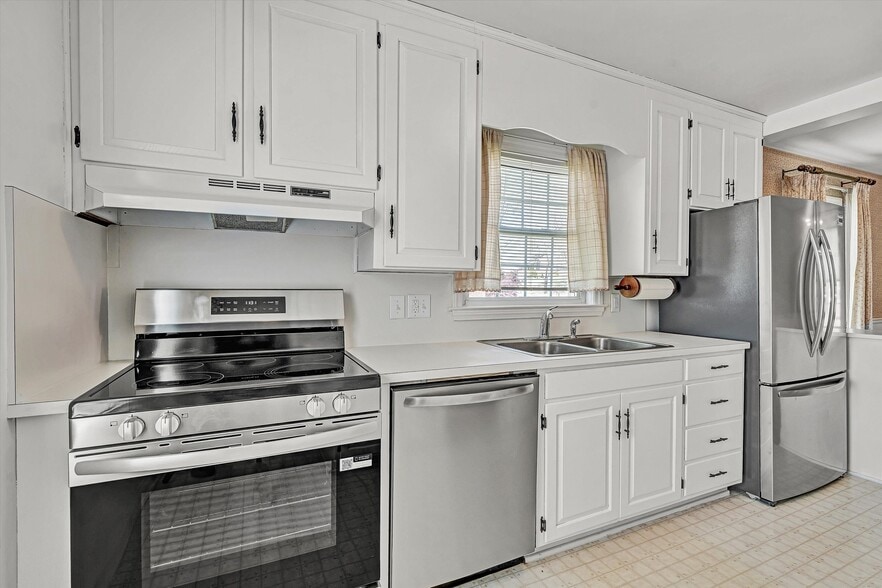 Building Photo - 2779 Derwent Dr SW