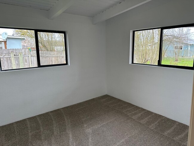 Building Photo - Beautifully updated 2 bedroom 1 bath home ...