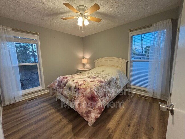 Building Photo - 2012 Lakemeadow Dr