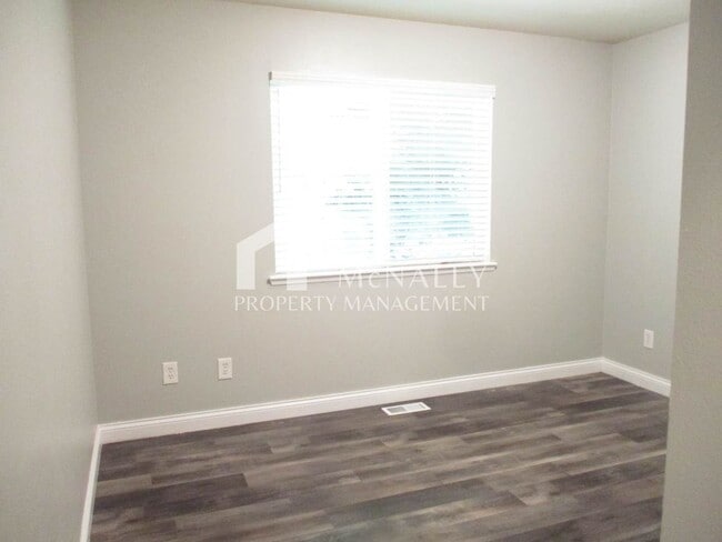Building Photo - Beautiful 3 Bedroom, 1.75 Bathroom Welling...