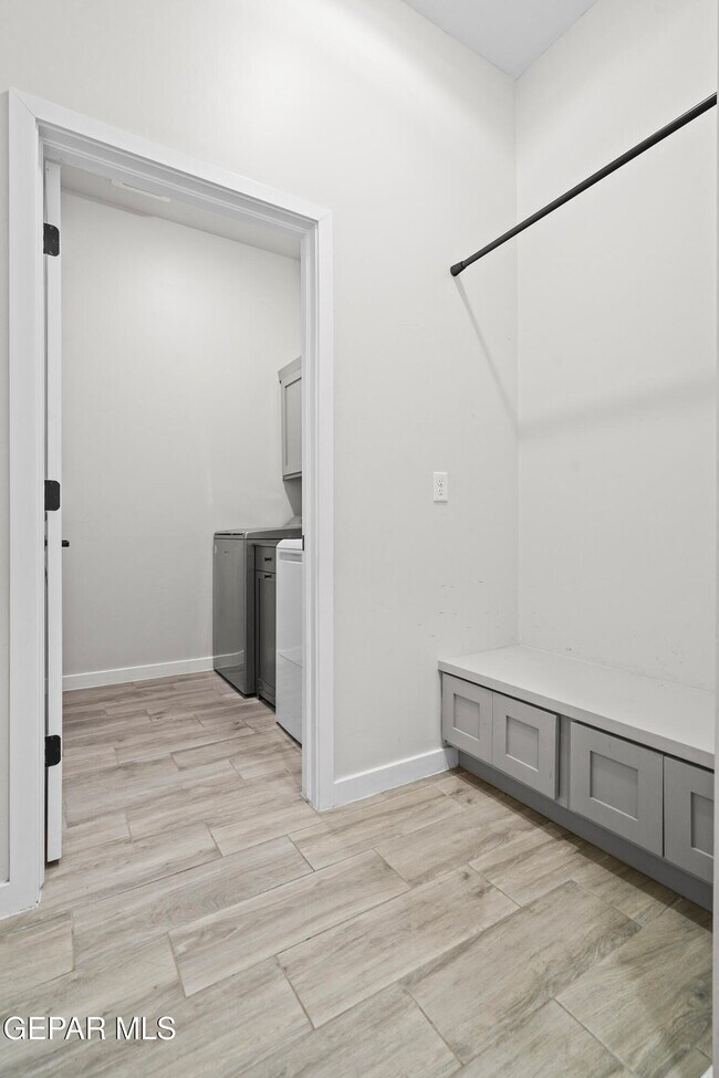 Building Photo - 12646 Amesbury