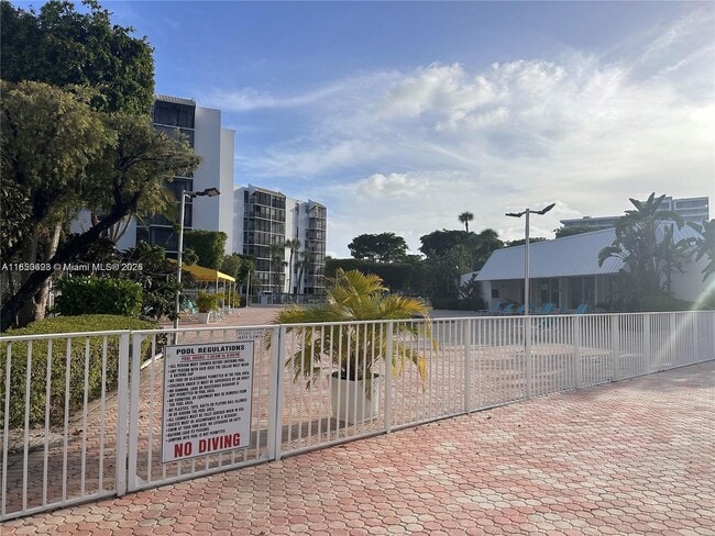 Building Photo - 20500 W Country Club Dr