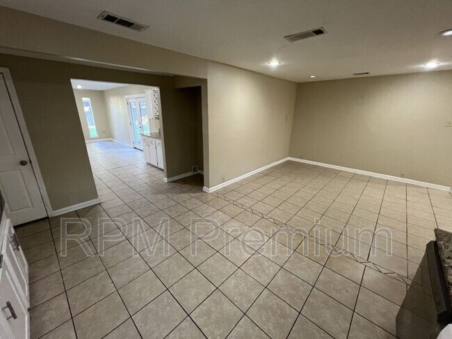 Building Photo - 3280 Crestaire Dr