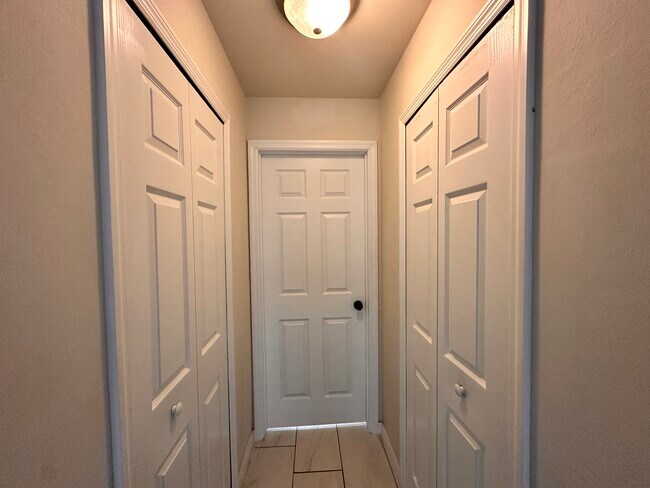 Building Photo - 913 NE 13th Ave