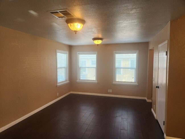Building Photo - 3 bedrooms 2 bathrooms Downtown Riverside ...