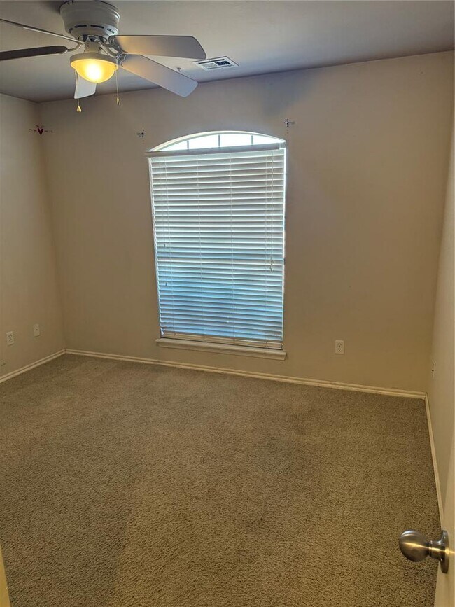 Building Photo - 400 S Castle Ridge Ln