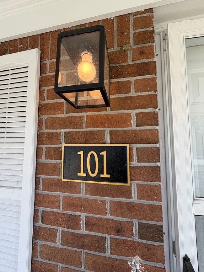 Building Photo - Charming 1,025 sq ft single-family home offering 3 bedrooms and 2 full bathrooms—perfect for comf...