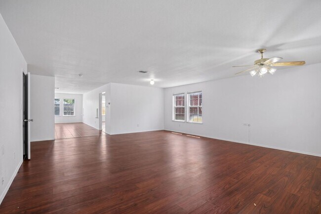 Building Photo - 5-bedroom, 3 bathrooms House for Rent