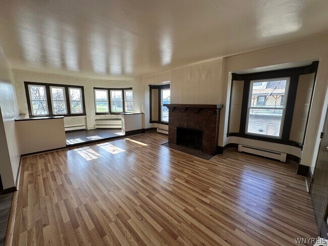Building Photo - 654 Hertel Ave