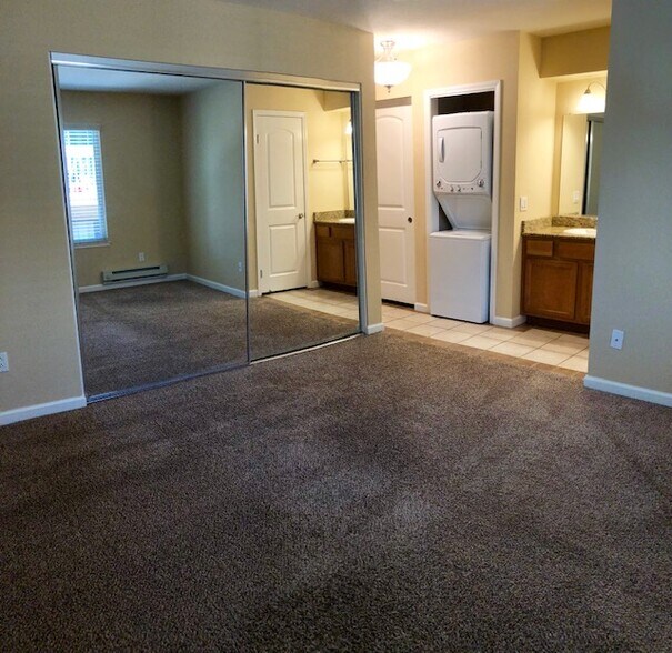 Building Photo - 300 Glenwood Cir