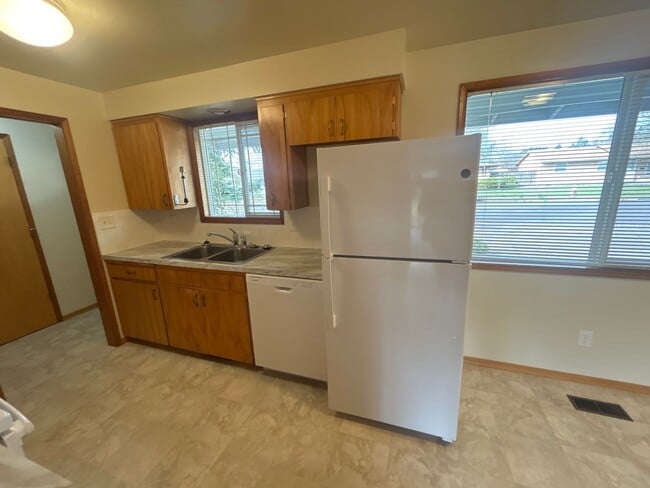 Building Photo - Beautiful 3 Bedroom 1 1/2 Bath with Huge Fenced Backyard! Tour Today!