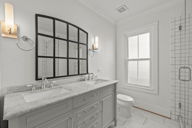Building Photo - 724 E 21st St
