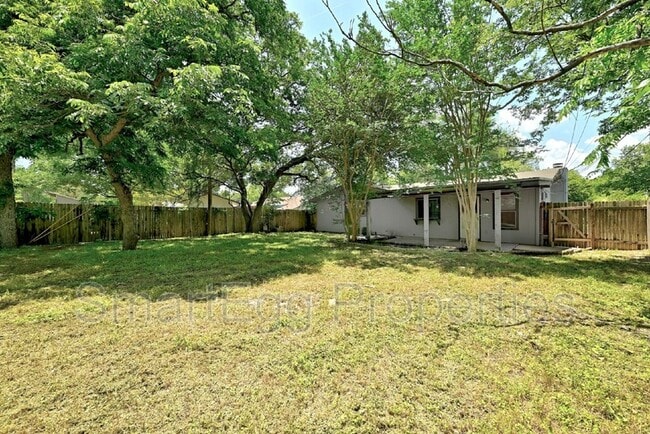Building Photo - 1612 Broadmoor Dr