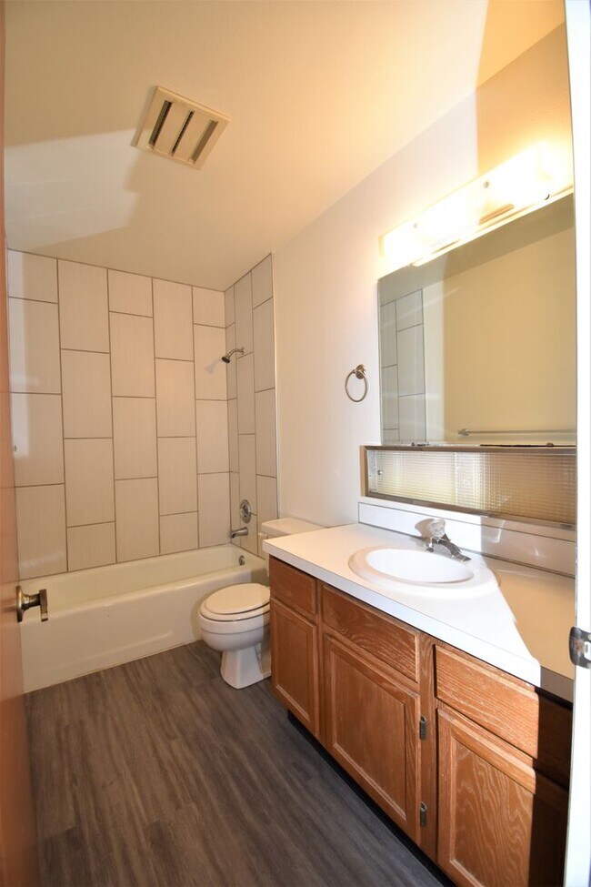 Building Photo - 2BR/1Ba, close to 7th Street, food truck c...
