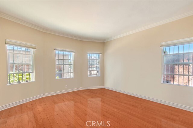 Building Photo - 251 N Kenmore Ave