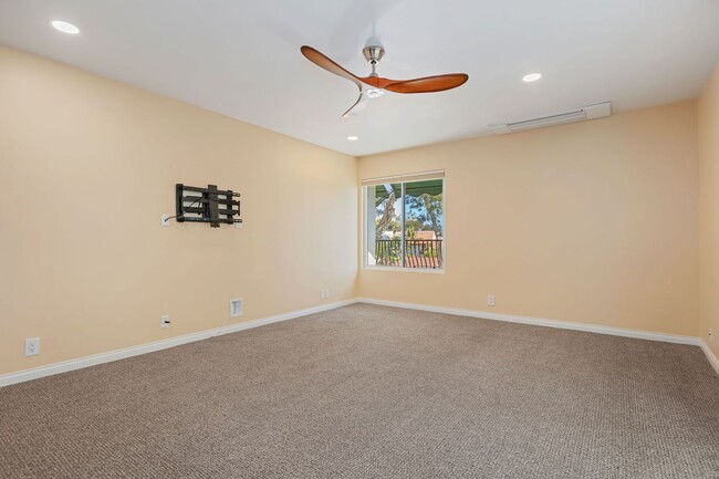 Building Photo - 450 Por La Mar Cir