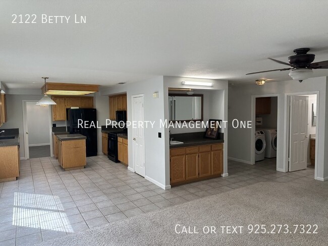 Building Photo - 2122 Betty Ln