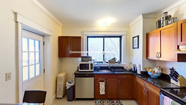 Building Photo - 27 Glenville Ave