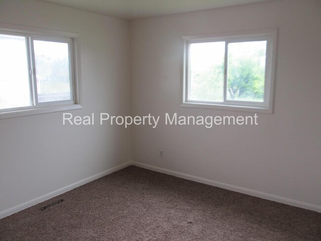 Building Photo - A 4 Bed, 2 Bath House, Available in Novemb...