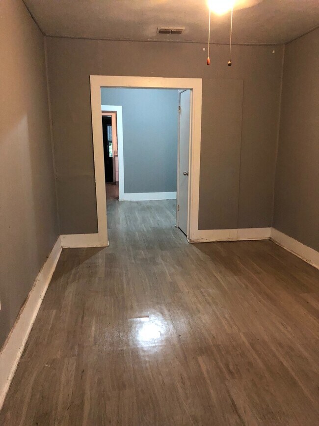 Building Photo - Walk or bike to CAMPUS or downtown!! 3 bed HOUSE