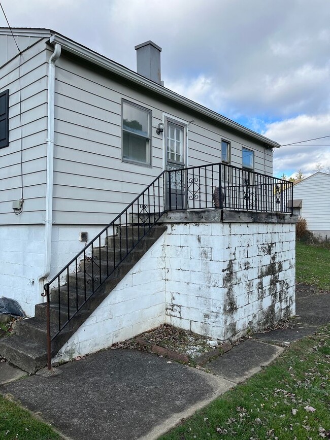 Building Photo - Two Bedroom House