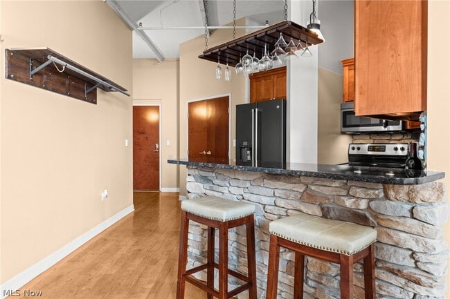 Building Photo - 1133 W 9th St