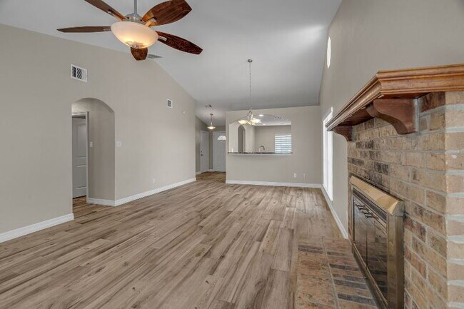 Building Photo - "Fantastic 3-Bedroom, 2 Bath Home in Prime...