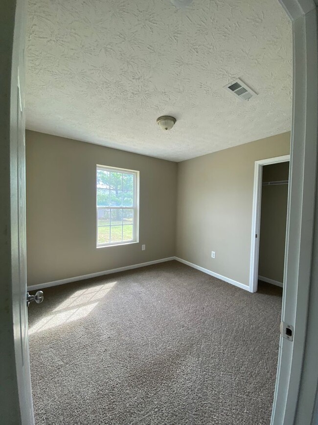 Building Photo - Now available 3 Bedroom 2 Bath Single Fami...