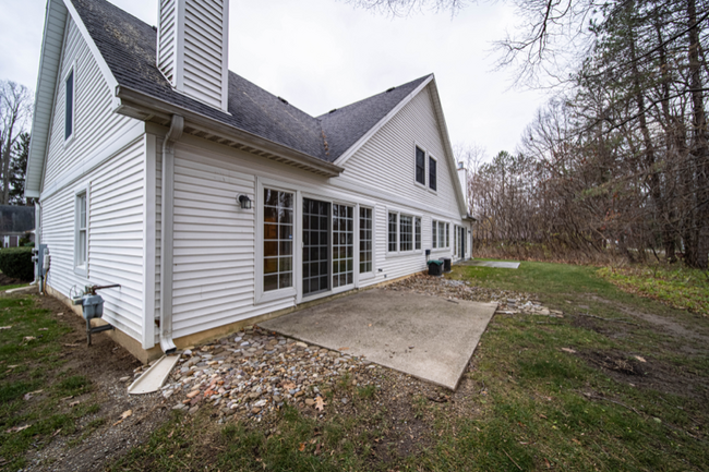 Building Photo - 6683 Courtyard Dr